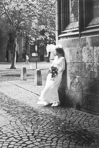 853947 Afbeelding van een bruid in de onderdoorgang van de Domtoren aan het Domplein te Utrecht.